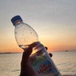 Arti Mimpi Diberi Minum oleh Orang Lain: Tafsir, Makna Psikologis, dan Pesan Tersembunyi