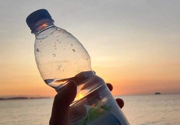 Arti Mimpi Diberi Minum oleh Orang Lain: Tafsir, Makna Psikologis, dan Pesan Tersembunyi