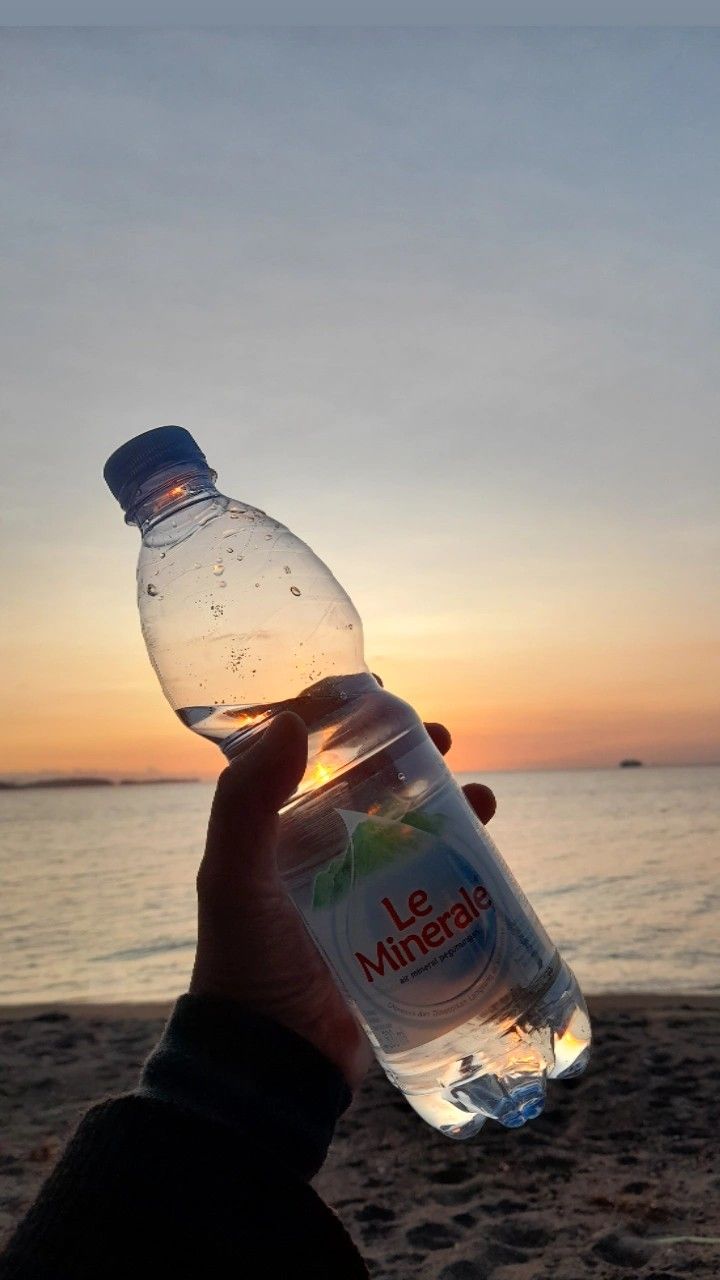 Arti Mimpi Diberi Minum oleh Orang Lain: Tafsir, Makna Psikologis, dan Pesan Tersembunyi